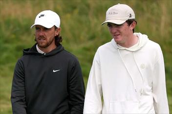 BMW PGA Championship tạm dừng vì sét, Tommy Fleetwood xúc động chia sẻ chuyện gia đình